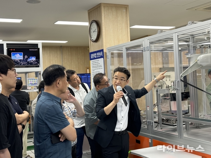 임복규 중소벤처기업연수원 신기술연수팀장(공학박사)가 스마트공장배움터에서 로봇 자동화 공정을 설명하고 있다.(사진=중소벤처기업연수원)