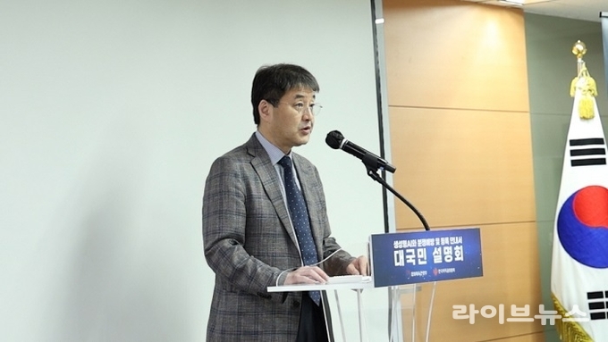 25.6.20.(금) 위원회 서울사무소에서 열린 「생성형 인공지능 결과물에 의한 저작권 분쟁 예방 안내서」에 대한 강석원 위원장이 인사말씀을 하고 있다.
