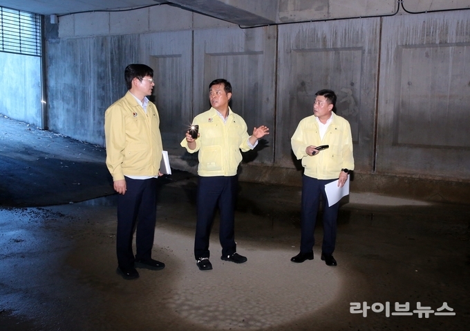 장마철 앞두고 이학수 정읍시장(가운데)이 현장 점검을 하고 있다.(사진=정읍시)