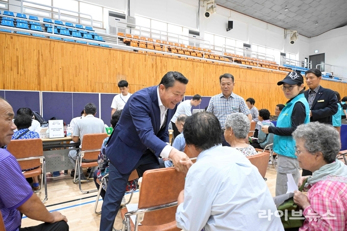 최영일 순창군수가 순창읍 장애인체육관과 금과면 체육관에서 진행된 제2차 농촌 왕진버스 사업에 차석해 주민들과 인사를 나누고 있다.(사진=순창군)