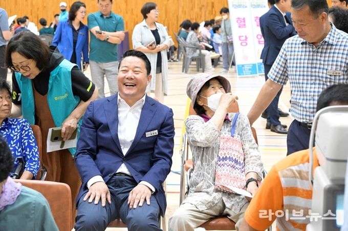 최영일 순창군수가 순창읍 장애인체육관과 금과면 체육관에서 진행된 제2차 농촌 왕진버스 사업에 차석해 주민들과 인사를 나누고 있다.(사진=순창군)