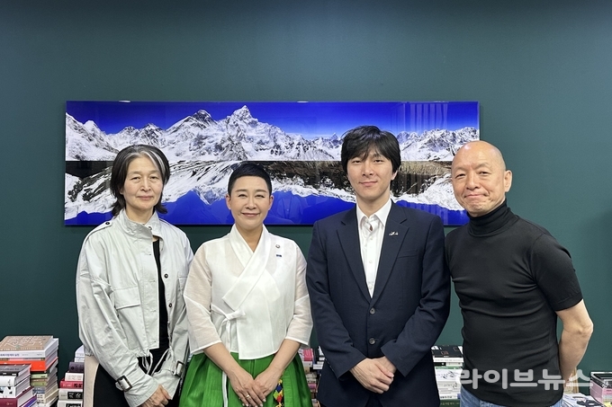 김재원 의원(왼쪽에서 두번째)이 무용정책간담회 후 기념촬영을 하고 있다.(사진=김재원의원실)