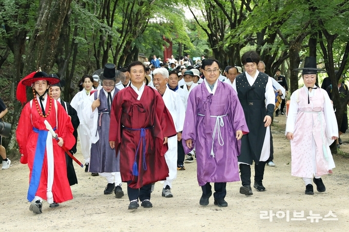 이학수 정읍시장(왼쪽에서 두번째)이 조선왕조실록 이안 기념행사에 참여 했다.(사진=정읍시)
