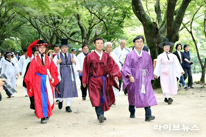 이학수 정읍시장(왼쪽에서 두번째)이 조선왕조실록 이안 기념행사에 참여 했다.(사진=정읍시)