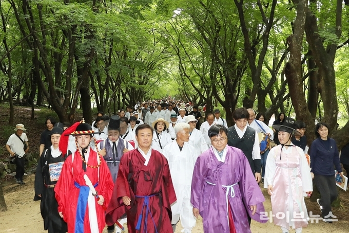 이학수 정읍시장(왼쪽에서 두번째)이 조선왕조실록 이안 기념행사에 참여 했다.(사진=정읍시)