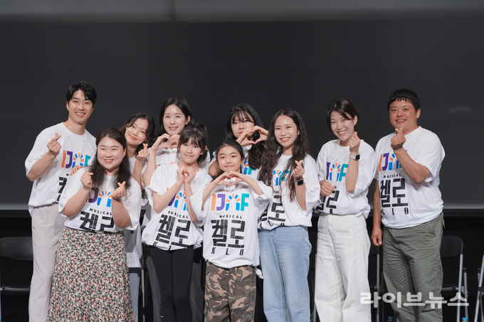 출연배우와 전국 문화재단 관계자, 공연예술 전문가 등이 기념촬영을 하고 있다.(사진=인천중구문화재단)