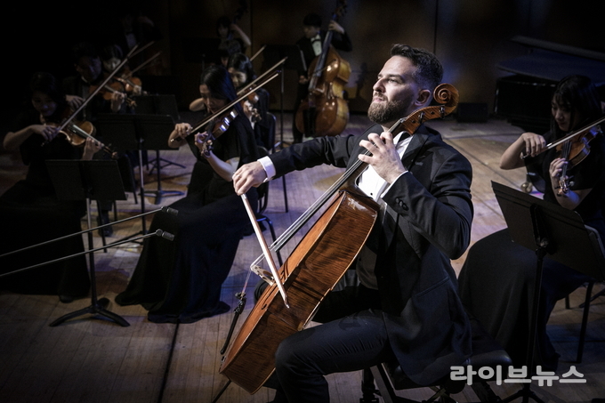 세계적인 첼리스트 알렉산더 람의 연주 모습.(사진=그라시아스합창단)