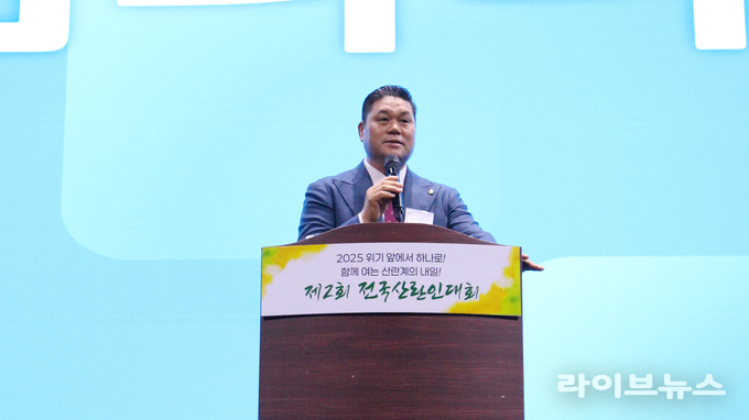 대한산란계협회 안두영 회장이 ‘2025 제2회 전국산란인대회’에서 인사말을 하고있다.