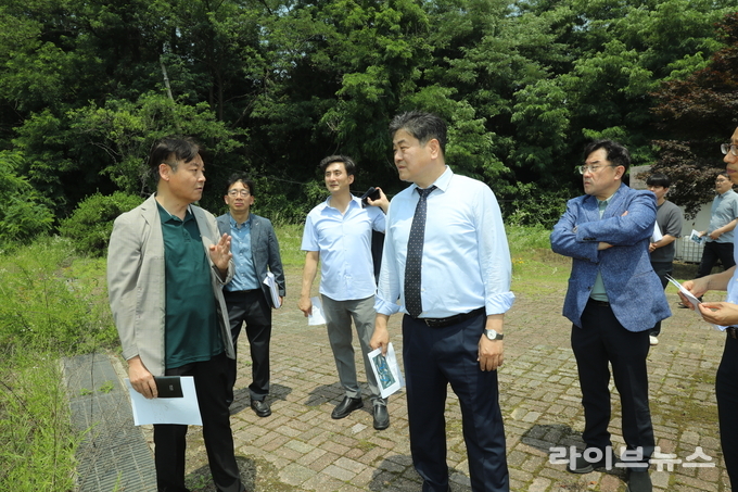 인천대학교 이인재 신임 총장이 제물포캠퍼스를 공식 방문해 캠퍼스 전반의 시설 현황을 점검하고 있다.(사진=인천대학교)