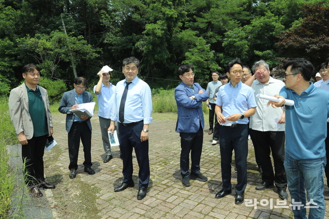 인천대학교 이인재 신임 총장이 제물포캠퍼스를 공식 방문해 캠퍼스 전반의 시설 현황을 점검하고 있다.(사진=인천대학교)