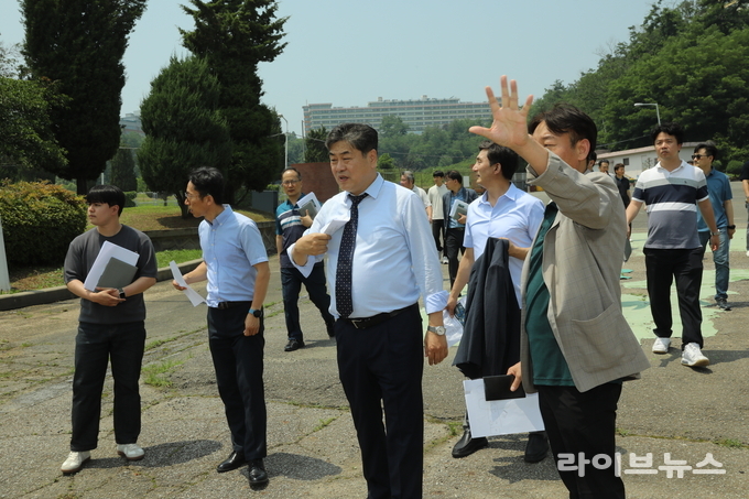 인천대학교 이인재 신임 총장이 제물포캠퍼스를 공식 방문해 캠퍼스 전반의 시설 현황을 점검하고 있다.(사진=인천대학교)