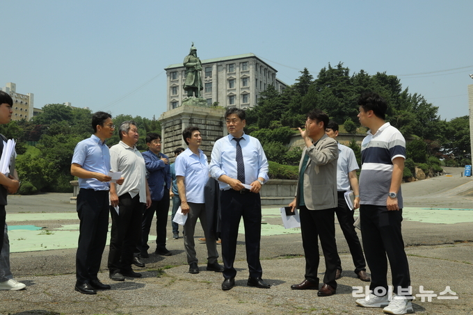 인천대학교 이인재 신임 총장이 제물포캠퍼스를 공식 방문해 캠퍼스 전반의 시설 현황을 점검하고 있다.(사진=인천대학교)