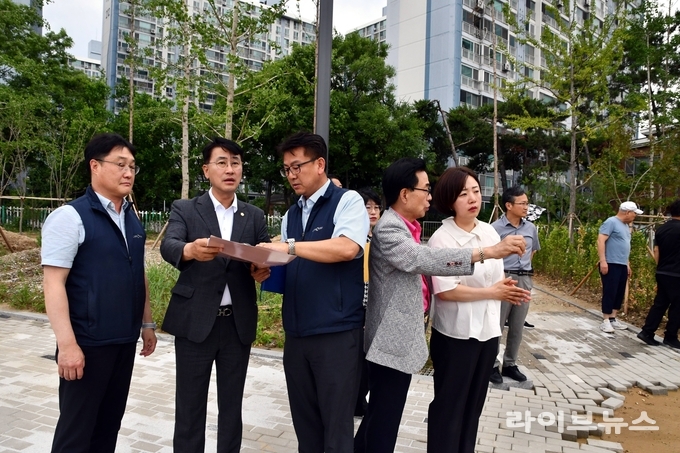 장규철 인천미추홀구의회 부의장(왼쪽에서 두번째)과 박수연 인천미추홀구의회 운영위원장(왼쪽에서 다섯번째) 및 디씨알이 관계자와 민원인 등이 용현금호2단지 옆 근린공원 내 조성 중인 생활체육시설 공사현장을 방문해 민원을 직접 청취하고 있다.(사진=인천미추홀구의회)