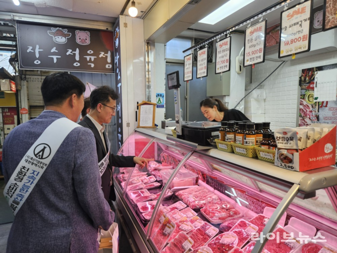 정육점 대상 축산물이력제 관련 점검 모습.