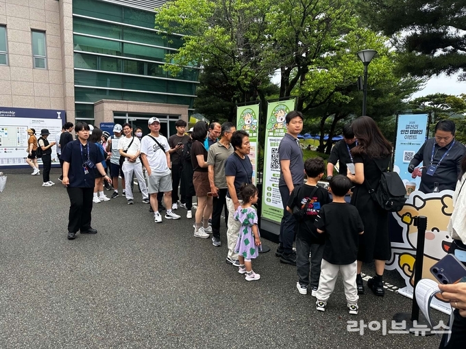 지난 19일부터 22일까지 경남 양산시 소재 에이원컨트리클럽에서 열린 ‘제68회 KPGA 선수권대회 with A-ONE CC’ 현장에서, 한우자조금관리위원회가 일반 관람객을 대상으로 체험형 한우 이벤트를 진행하고 있다.(사진=한우자조금 제공)