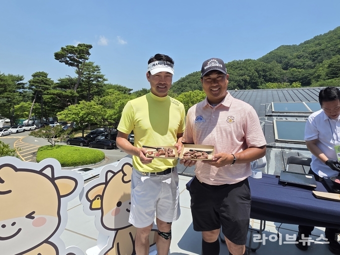지난 18일, 경남 양산시 소재 에이원컨트리클럽에서 ‘제68회 KPGA 선수권대회 with A-ONE CC’에 참가한 선수들을 응원하고자 한우자조금관리위원회가 한우 채끝 스테이크 시식 이벤트를 진행하고 있다.(사진=한우자조금 제공)