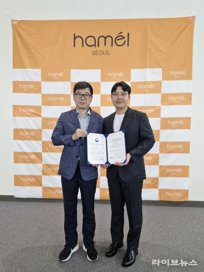 강해수 인천중기청장(왼쪽)이 (주)바른플랜을 방문해 '글로벌 강소기업 1,000+ 프로젝트' 지정서와 지정패를 수여하고 기념촬영을 하고 있다.(사진=인천중기청)