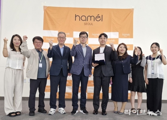 강해수 인천중기청장(왼쪽에서 네번째)과 (주)바른플랜 기업 관계자들이 지역 경제 활성화를 위해 파이팅을 외치고 있다.(사진=인천중기청)