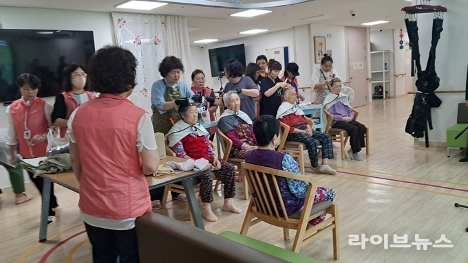 사단법인 인천신체장애인복지회 남동구지부와 대한장애인협회가 섬사랑愛 미용봉사 & 행복콘서트를 자월도에서 진행했다.(사진=신체장애인복지회 남동구지부)