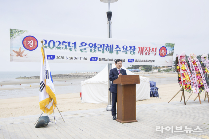 이종호 인천중구의회 의장이 을왕리 해수욕장 개장식에 참석해 인사말을 하고 있다.(사진=인천중구의회)