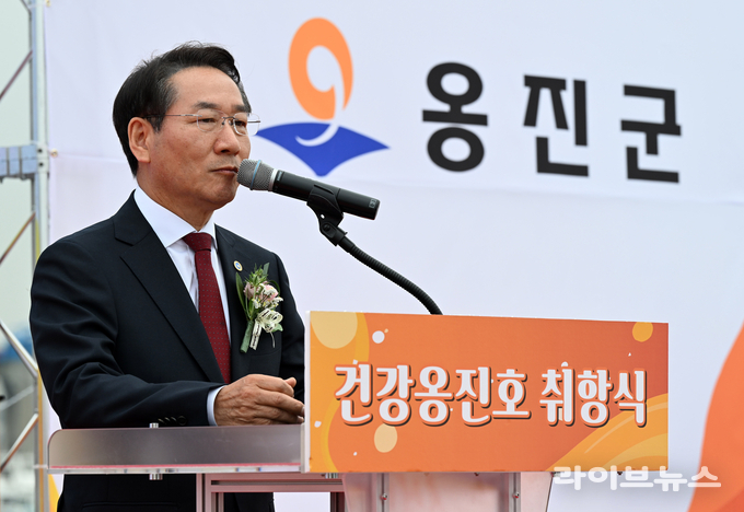 유정복 인천시장이 중구 역무선부두에서 열린 건강옹진호 취항식에서 축사를 하고 있다..(사진=인천시)
