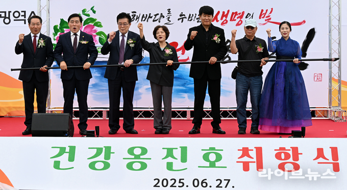 유정복 인천시장(왼쪽 첫번째)이 중구 역무선부두에서 열린 건강옹진호 취항식에서 내빈들과 축하 퍼포먼스를 마치고 기념촬영을 하고 있다. (사진=인천시)