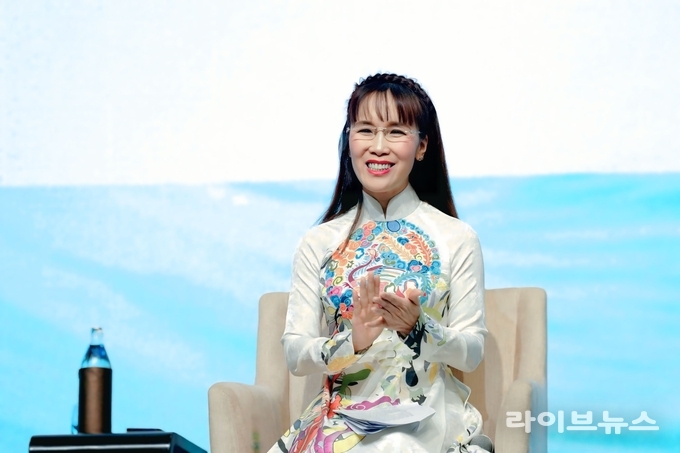 비엣젯항공 응웬 티 프엉 타오 회장이 제 3차 유네스코 AI 윤리 글로벌 포럼에서 발언하고 있다.