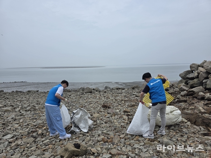(주)경신 해양환경정화활동 모습 .(사진=인천관광공사)