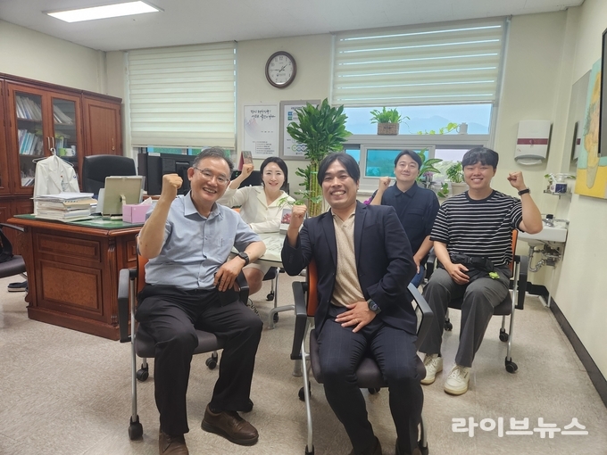 정승문 보건복지부공무원노동조합 위원장(오른쪽)과 이종국 국립공주병원 원장 및 관계자들이 간담회를 가진 후 함께 기념촬영을 하고 있다.(사진=보건복지부공무원노동조합)