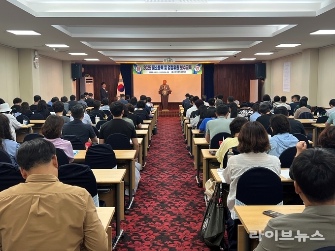 한국종축개량협회는 지난 25일 ~ 26일 양일간 전국의 젖소개량담당자, 등록 및 검정위원, 전산입력담당자 약 130명이 참석한 가운데 라마다 수안보호텔에서 2025년 젖소등록 및 검정위원 보수교육을 개최했다.