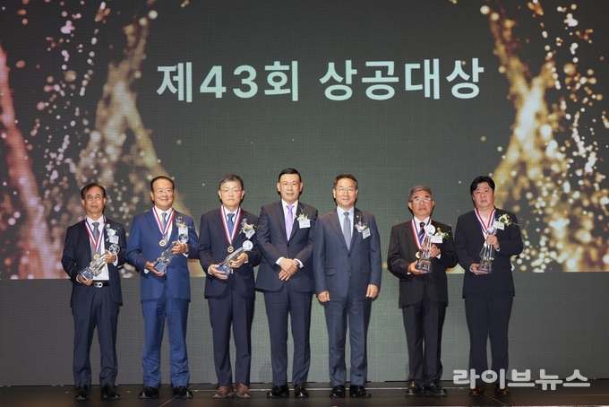 상공대상 수상자들이 기념촬영을 하고 있다.(사진=인천상공회의소)