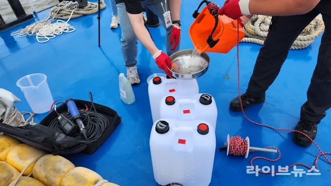 강화군이 핵 폐수 방류 의혹에 긴급 수질조사를 진행하고 있다.(사진=강화군)