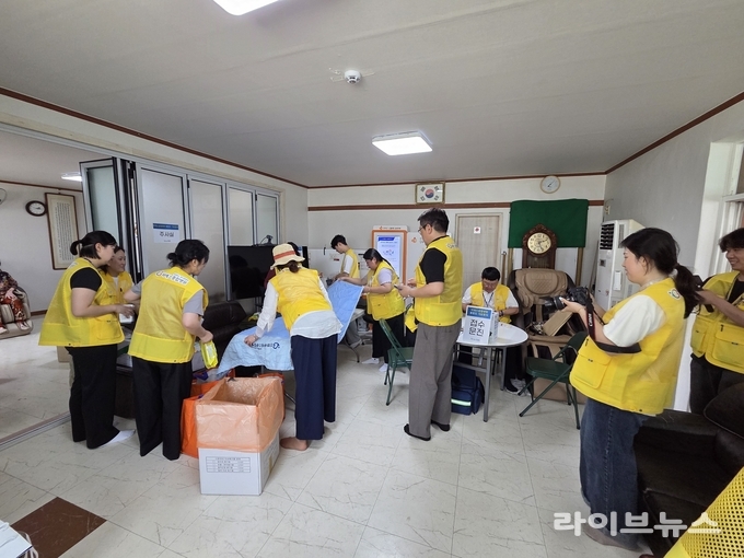강화군이 서도면 볼음도에서 1섬 1주치병원 진료사업의 일환으로 무료 진료를 진행했다.(사진=강화군)