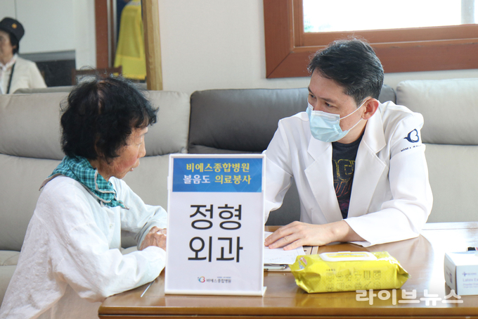 강화군이 서도면 볼음도에서 1섬 1주치병원 진료사업의 일환으로 무료 진료를 진행했다.(사진=강화군)