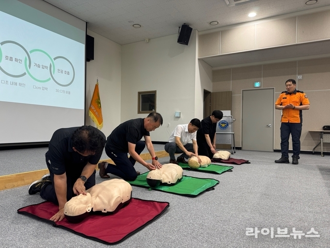 심폐소생술 실습 모습.