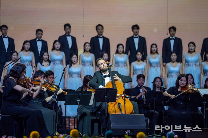 첼리스트 알렉산더 람(Alexander Ramm)이 합창단과 협연하고 있는 모습.(사진=그라시아스합창단)