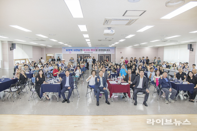 인천중구의회가 운서동 행정복지센터 5층 대강당에서 열린 ‘마을 안으로, 시민 속으로’ 행사에 참석해 주민들과 마을의제를 공유하고 지역 현안에 대한 소통의 시간을 가졌다.(사진=인천중구의회)