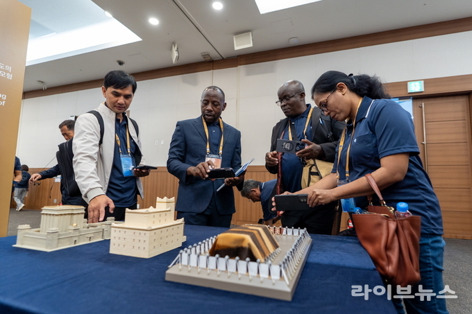CLF 월드 컨퍼런스에 참석한 목회자들이 성막 전시회를 관람하고 있다(사진=기독교지도자연합)