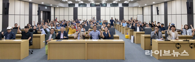 연극인 100인 토론회 기념촬영 모습.(사진=제43회 대한민국연극제 인천)