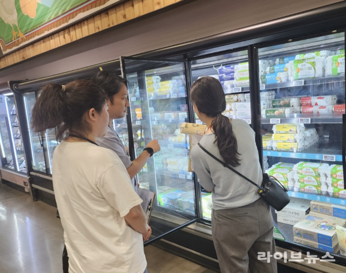 축산물품질평가원 대전충남지원은 지난 8일 충남소비자공익네트워크(회장 손순란)와 함께 롯데마트 성정점을 방문하여 시중에 유통 중인 등급란에 대한 품질 점검을 실시했다.
