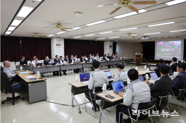 우성, 우성사료 2025 하반기 경영전략회의 한재규 대표이사 강연 모습.