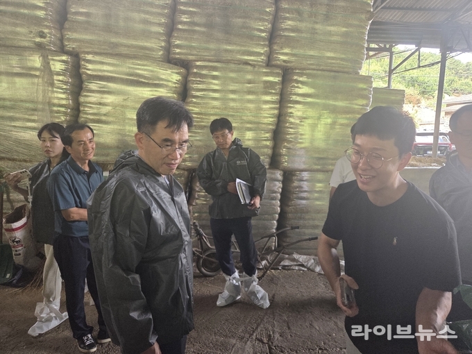 축산과학원 임기순 원장은 10일 경상남도 창녕군 대합면에 있는 젖소농장을 방문해 폭염 대응 실태를 점검하고, 현장 의견을 들었다.