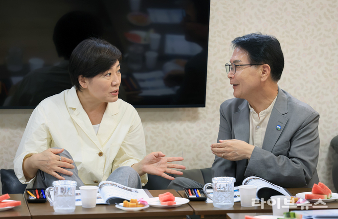 송미령 농림축산식품부 장관(왼쪽)과 심덕섭 고창군수가 이야기를 나누고 있다.(사진=고창군)