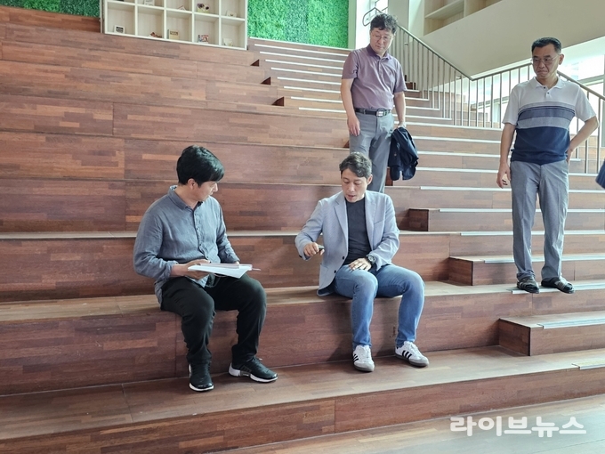 인천시의회 이용창 교육위원장(왼쪽에서 두번째)이 인천시교육청, 서부교육지원청, 루원중학교 관계자들과 함께 루원중학교 내 폐쇄된 커뮤니티 공간 현장을 방문해 커뮤니티 시설을 점검하고 있다.(사진=인천시의회)