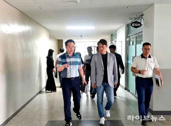 인천시의회 이용창 교육위원장(왼쪽에서 두번째)이 인천시교육청, 서부교육지원청, 루원중학교 관계자들과 함께 루원중학교 내 폐쇄된 커뮤니티 공간 현장을 방문해 커뮤니티 시설을 점검하고 있다.(사진=인천시의회)