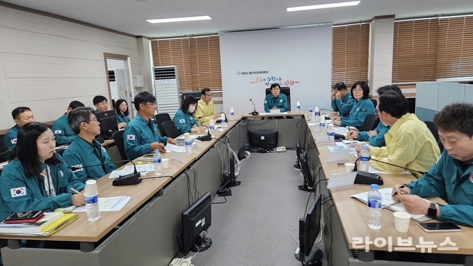 박용철 강화군수가 군청에서 하점면 목숙천에서 발생한 수질오염 사고와 관련해 긴급 상황판단회의를 직접 주재하며 체계적이고 신속한 수습 방안을 논의했다.(사진=강화군)