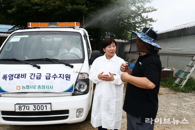 송미령 농림축산식품부 장관은 13일 충남 홍성군 소재 양돈 농가(동산농장)를 방문하여 지자체와 농협, 농가의 폭염 피해 대응 상황을 점검하고, 현장 관계자의 노고를 격려했다.