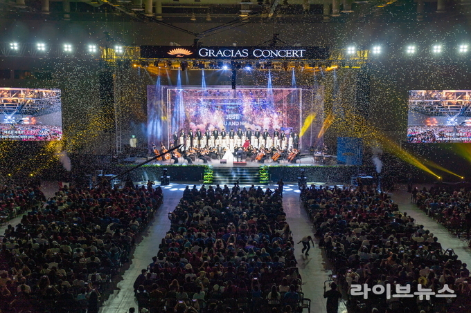 2025 Gracias Concert 피날레 무대, Time to Say Goodbye.(사진=그라시아스합창단)
