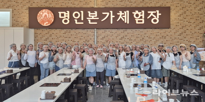 전북 순창군이 지역 내에 체류 중인 라오스 외국인 계절근로자들을 대상으로 문화탐방 프로그램을 운영하고 기념촬영을 하고 있다.(사진=순창군)