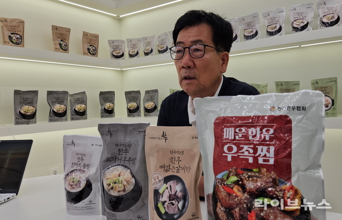 민경천 회장이 한우 곰탕, 한우 갈비탕, 한우 우족탕, 한우 우족찜 등 제품 앞에서 인터뷰 하고 있다. 